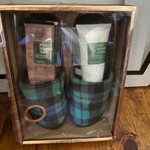 Great Gift!!! Men’s Unwind Foot Care & Slipper Set